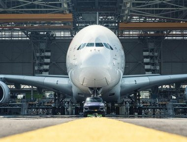 Δεν ξανάγινε: Ένα Porsche Cayenne ρυμουλκεί ένα Airbus A380 και μπαίνει στα ρεκόρ γκίνες (βίντεο)